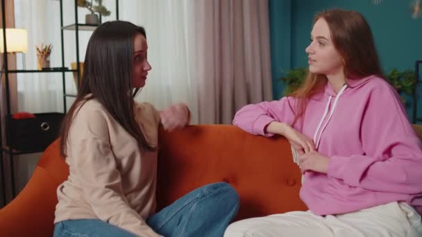 Mulheres casal segredos da família fofoca, conversa, rumores de notícias conversando juntos no sofá casa — Vídeo de Stock