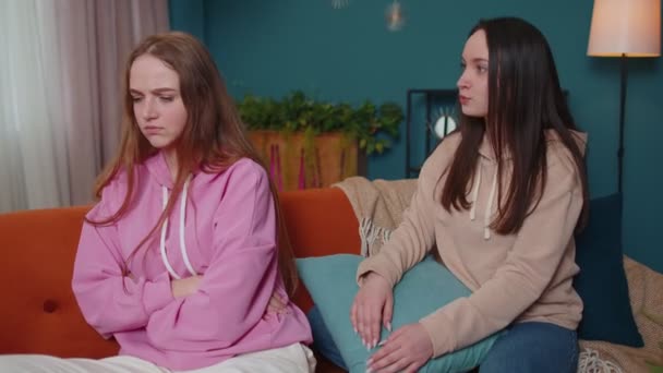 Menina sentar separado de amigo irmão voltar evitar falar após conflito luta, interracial chateado — Vídeo de Stock
