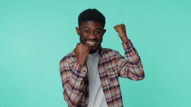 Afrikalı Amerikalı adam bağırıyor, el kol hareketi yapıyor. Başarımı kutluyorum, kazanıyorum.