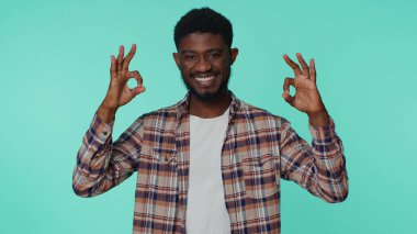 Afro-amerikan bir adam onaylayıcı görünüyor, iyi bir işaret veriyor.