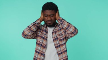 Sinirli sinirli adam kulaklarını kapatıyor, tavsiyelerden kaçıyor, gürültülü sesleri görmezden geliyor.