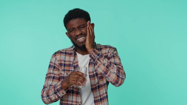 Diş ağrısı ya da diş eti iltihabından muzdarip bir adam dişçi randevusunu bekliyor.