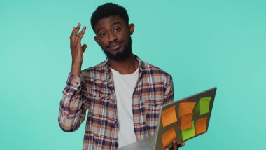 Dizüstü bilgisayar ve konsantrasyon problemi kullanarak yapıştırılmış çıkartma notları olan bitkin bir serbest çalışan.