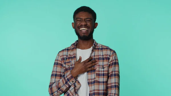Αφρο-αμερικάνος να γελάει δυνατά αφού άκουσε ένα γελοίο ανέκδοτο, αστείο αστείο, να διασκεδάζει. — Φωτογραφία Αρχείου