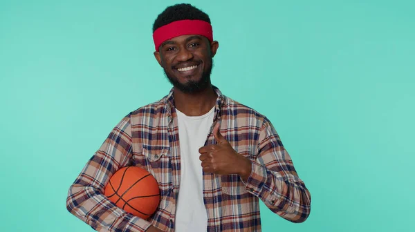 Γενειάδα χαρούμενος αφροαμερικανός νεαρός άνδρας μπάσκετ φίλαθλος κρατώντας μπάλα κοιτάζοντας κάμερα — Φωτογραφία Αρχείου