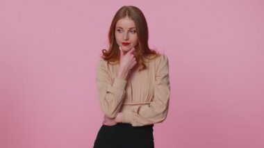 İlham verici stil kızı Eureka jesti yaratıcı bir planla ortaya çıktı iyi bir fikirle heyecanlanıyor