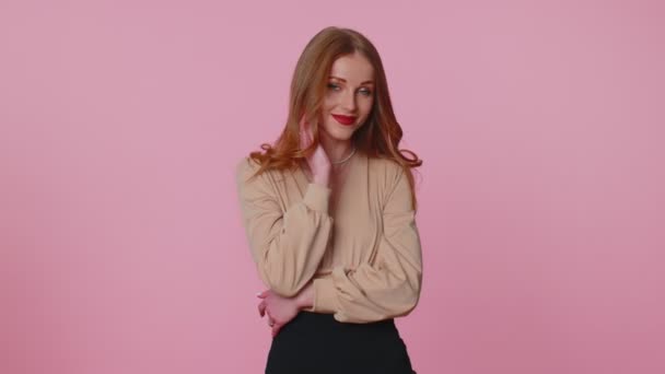 Alegre encantadora mujer de negocios modelo de moda chica en blusa beige sonriendo y mirando a la cámara — Vídeo de stock