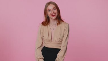 Gülünç anekdotlar, komik şakalar, kaygısızca eğlenen genç bir kız.