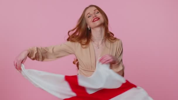 İş kadını kız elinde İngiliz bayrağı sallıyor, Bağımsızlık Günü 'nü kutluyor ulusal bayram, insan hakları — Stok video