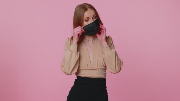 呼吸器のコロナウイルス感染を防ぐために顔の衛生的な医療マスクを置く悲しい不幸な女の子 — ストック動画
