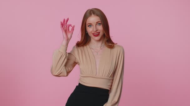 ピンクの背景に良い何かに署名のような、 OKジェスチャーを示す正のビジネス女性の女の子 — ストック動画