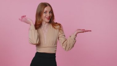 Boş yeri işaret eden kız, ticari metin için reklam alanı, ürün tanıtımı için kopya alanı