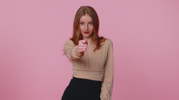 Mujer de negocios codiciosa mostrando gesto de higo, usted no lo consigue de todos modos, signo de rechazo de higo, fondo rosa — Vídeo de stock