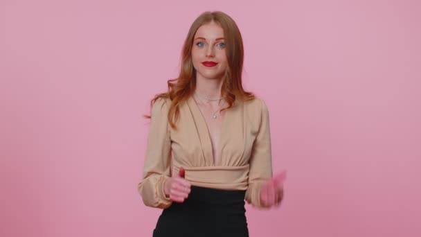 Дівчина-бізнесмен в бежевій блузці, показуючи великі пальці вгору і кинджали в схваленні, успішна хороша робота — стокове відео