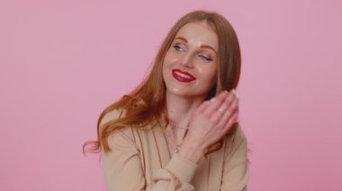 Neşeli, sevimli iş kadını. Bej bluzlu manken. Gülümsüyor ve kameraya bakıyor.