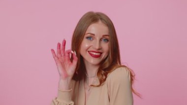 Pozitif iş kadını jest yapıyor. Pembe arka planda güzel bir işaret gibi.