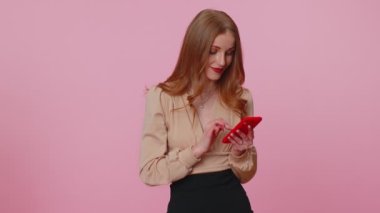 Mutlu, heyecanlı kız cep telefonu kullanıyor. 