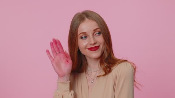 Flicka tonåring ler vänligt mot kameran och viftar med händerna gester hej eller adjö, välkomnande — Stockvideo
