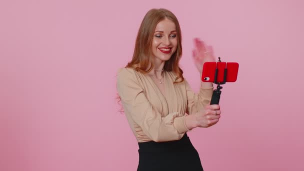 Blogger chica adulta tomando selfie en el teléfono móvil, comunicando videollamada en línea con los suscriptores — Vídeo de stock