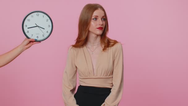 Donna confusa con ansia controllare il tempo in orologio, in ritardo al lavoro, essendo in ritardo, scadenza — Video Stock