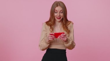 Endişeli komik bağımlı kadın kız hevesle cep telefonuyla yarış oyunları oynuyor.