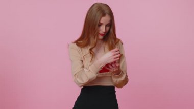 Para transfer ederken kredi kartı ve akıllı telefon kullanan genç bir kız, internetten alışveriş yapıyor.