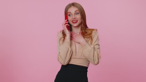 Chica empresaria teniendo una agradable conversación de teléfono móvil usando un teléfono inteligente diciendo buenas noticias — Vídeos de Stock