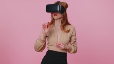Sanal gerçeklik teknolojisi kullanan kız 3D video oyunu canlandırmak için VR kulaklık