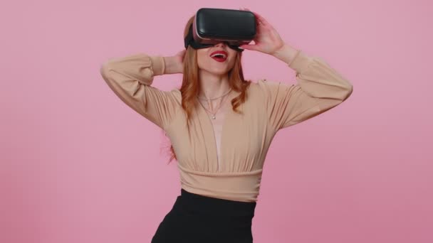 Flicka med virtuell verklighet futuristisk teknik VR headset hjälm för att spela simulering 3D-spel — Stockvideo