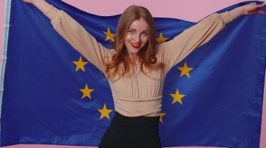 Avrupa Birliği bayrağı sallayan, gülümseyen, demokratik kanunlara tezahürat eden insan hakları özgürlükleri