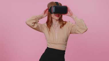 Sanal gerçeklik teknolojisi kullanan kız 3D video oyunu canlandırmak için VR kulaklık