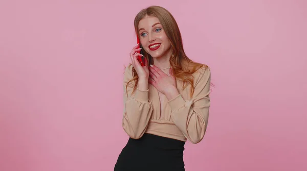 Affärskvinna flicka som har trevlig mobiltelefon samtal med hjälp av smartphone berättar goda nyheter — Stockfoto