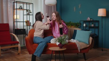 Kız arkadaş kardeşler kadeh tokuşturur şarap içer, tezahürat yapar, doğum günü partisini kutlar.