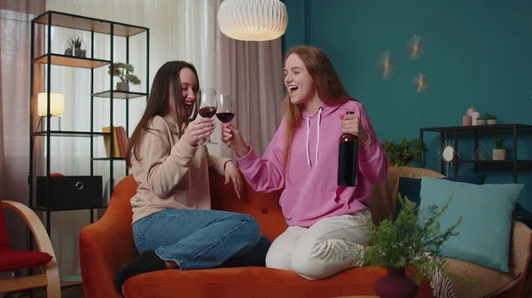 Chicas amigos hermanos tintineo vasos de vino animar, beber, celebrar cumpleaños fiesta en casa — Foto de Stock