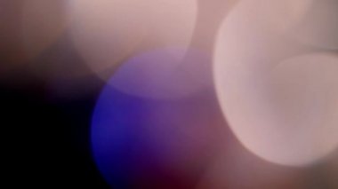 Çok renkli ışık siyah zemin üzerine 4k 'lık görüntü sızdırıyor, görüntü stilize ediliyor, geçişler, Bokeh etkisi