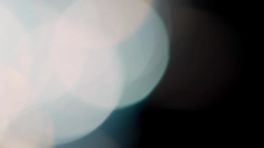 Çok renkli ışık, siyah arkaplanda görüntü sızdırıyor. Lens sızıntısı, geçişleri engelliyor.