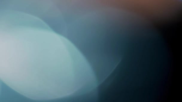 Multicolorido vazamentos de luz 4k filmagens em fundo preto, lente estúdio flare vazamento explosão sobreposições — Vídeo de Stock
