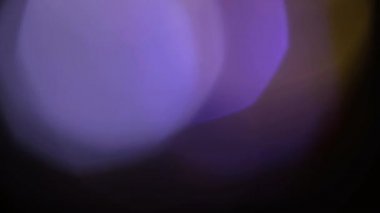 Çok renkli ışık siyah zemin üzerine 4k 'lık görüntü sızdırıyor, görüntü stilize ediliyor, geçişler, Bokeh etkisi