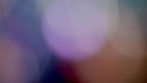 Des fuites de lumière multicolore filment sur fond noir, des éclats de fuite de lentilles recouvrent les transitions — Video