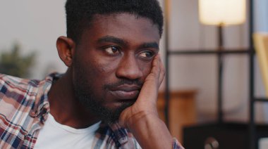 Evindeki Afrikalı Amerikalı adam haksız durum probleminden muzdarip, ayrılık, depresyon, kendini kötü hissetme