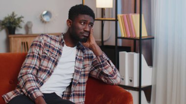 Evindeki Afrikalı Amerikalı adam haksız durum probleminden muzdarip, ayrılık, depresyon, kendini kötü hissetme