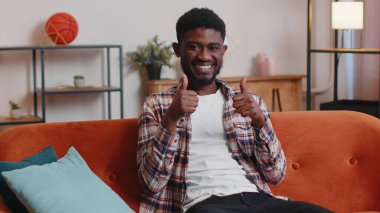 Kameraya bakan genç ve güzel bir adam olumlu bir şey ile hemfikir.