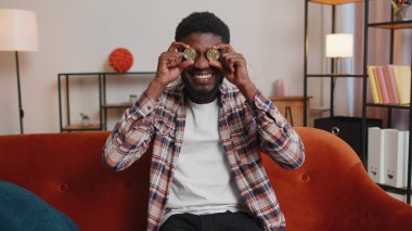 Evde iki altın sikke tutan serbest çalışan başarılı geliştirici borsa simsarı