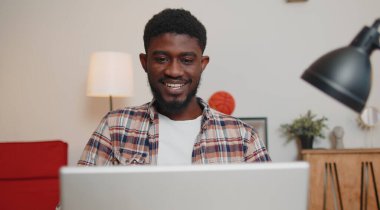 Web cam 'dan Afrika kökenli Amerikalıların konferans çağrısı. Merkez ofisteki öğrenci çalışmaları.