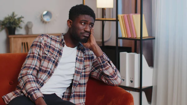 Evindeki Afrikalı Amerikalı adam haksız durum probleminden muzdarip, ayrılık, depresyon, kendini kötü hissetme