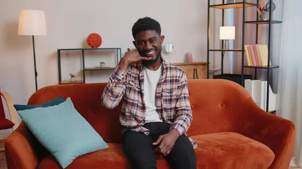 Afrikalı Amerikalı emlakçı kameraya bakıp 