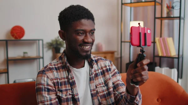 Man blogger influencer λήψη selfie στο smartphone, κάνουν βίντεο εικονικά μέσα κοινωνικής δικτύωσης στο σπίτι — Φωτογραφία Αρχείου