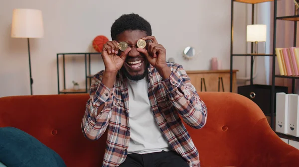 Guy borsa simsarı BTC madeni paralarını online olarak izledikten sonra bitcoin kazanıyor.