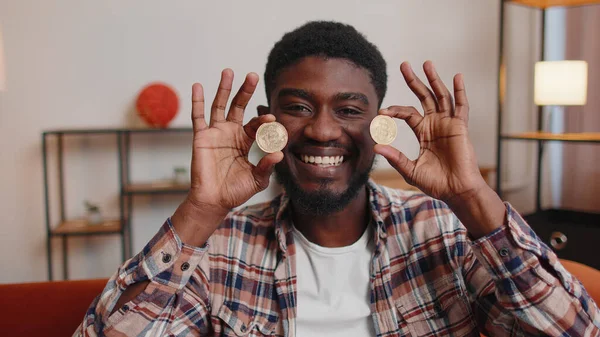 Guy borsa simsarı BTC madeni paralarını online olarak izledikten sonra bitcoin kazanıyor.