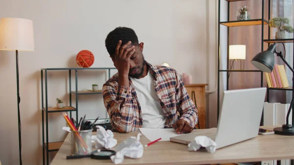 Insegnante uomo stanco utilizzando computer portatile che soffre di tensione, mal di testa migaina a casa ufficio — Foto Stock